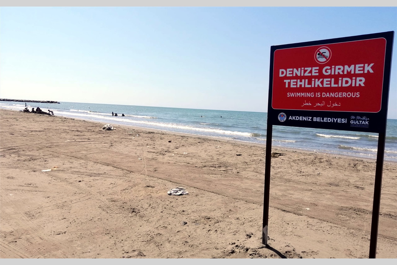 Akdeniz Belediyesi, sahillere uyarıcı tabelalar asıyor